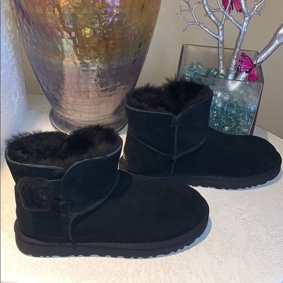 •SOLD• UGG Black Mini Bailey Fluff Buckle - Picture 4 of 11